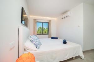 A bed or beds in a room at Villa Can Llorenç