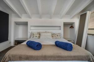 A bed or beds in a room at Villa Can Llorenç