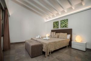 A bed or beds in a room at Villa Can Llorenç Még 24 kép