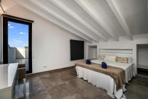 A bed or beds in a room at Villa Can Llorenç