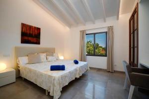 A bed or beds in a room at Villa Can Llorenç