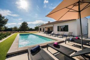 The swimming pool at or close to Villa Can Llorenç