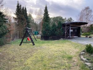 einen Park mit Spielplatz mit Schaukel in der Unterkunft Zur Alten Tischlerei in Ostseebad Karlshagen
