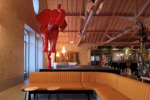 Lounge nebo bar v ubytování Zero Box Lodge Coimbra