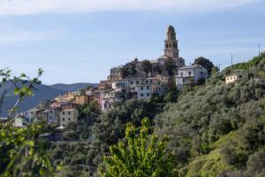 ein Dorf auf einem Hügel mit einem Uhrturm in der Unterkunft Agriturismo Eos in Levanto