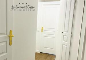 a door with a sign that reads to nourish like a residence do cult at Appartement 1 Chambre 4 Pers - Piscine Chauffé - Parking Gratuit - Vue Golf Deauville - La Deauvillaise Résidence du Golf in Deauville