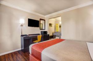 um quarto de hotel com uma cama e uma secretária em Motel 6-Fresno, CA - Belmont Ave em Fresno
