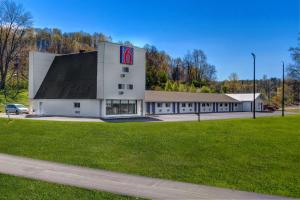 a building with the letter k on the side of it at Motel 6 Bellville, OH in Bellville