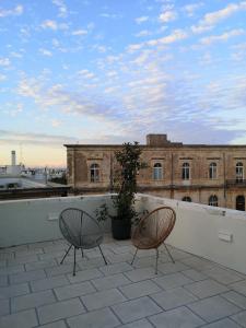 due sedie e una pianta sul tetto di 1940 Luxury Accommodations by Wonderful Italy a Ostuni