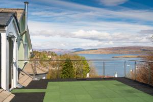 einen Balkon mit Blick auf das Wasser in der Unterkunft Morvern in Tobermory