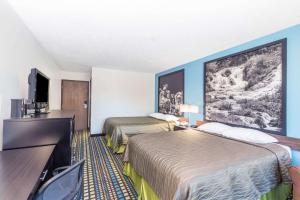 ein Hotelzimmer mit 2 Betten und einem Flachbild-TV in der Unterkunft Super 8 by Wyndham North Sioux City in North Sioux City