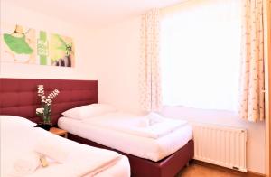 Łóżko lub łóżka w pokoju w obiekcie Chalet Schmittenbach - Pinzgau Holidays