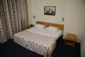 ein Hotelzimmer mit einem Bett in einem Zimmer in der Unterkunft Hotel & Museum Dona Gracia in Tiberias