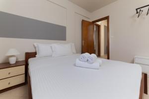 Posteľ alebo postele v izbe v ubytovaní Pigadaki Villas Polychrono