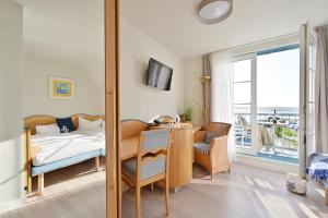 Postel nebo postele na pokoji v ubytování Hotel- & Ferienanlage Kapitäns-Häuser Breege + 37 fotografií
