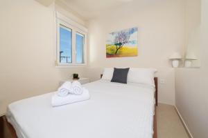 Posteľ alebo postele v izbe v ubytovaní Pigadaki Villas Polychrono