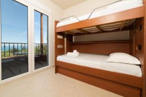Posteľ alebo postele v izbe v ubytovaní Pigadaki Villas Polychrono