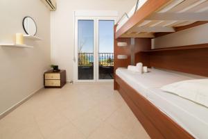 Posteľ alebo postele v izbe v ubytovaní Pigadaki Villas Polychrono