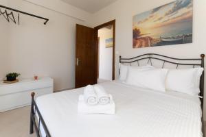 Posteľ alebo postele v izbe v ubytovaní Pigadaki Villas Polychrono