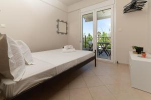 Posteľ alebo postele v izbe v ubytovaní Pigadaki Villas Polychrono