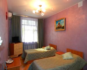 Habitación de hotel con 2 camas y ventana en Guest House na Slobodskoy, en San Petersburgo
