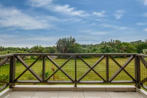 un puente con vistas a un campo en San Lameer Villa 3706 - 4 Bedroom Superior - 8 pax - San Lameer Rental Agency en Southbroom