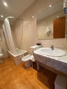 Koupelna v ubytování Hotel Solana del Ter