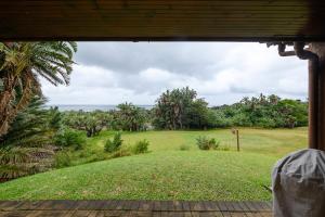 uma vista a partir de uma janela de um campo de golfe em San Lameer Villa 3706 - 4 Bedroom Superior - 8 pax - San Lameer Rental Agency em Southbroom