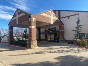 un gran edificio de ladrillo con una gran entrada en SureStay Plus by Best Western Edmond, en Edmond