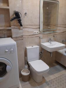 y baño con aseo y lavamanos. en Apartment on Tumanyan, en Ereván