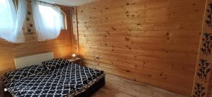 Postel nebo postele na pokoji v ubytování K85 Komańcza Baza Noclegowa Wypadowa Bieszczady Beskid Niski