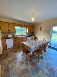 Kuchyň nebo kuchyňský kout v ubytování Heather Cottage, Creeslough
