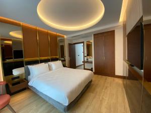 sypialnia z dużym białym łóżkiem w pokoju w obiekcie Henna Hotel Istanbul w Stambule