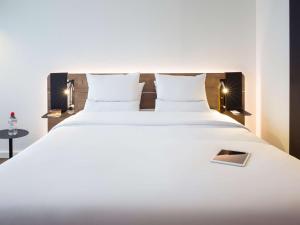 Säng eller sängar i ett rum på Novotel Lausanne Bussigny