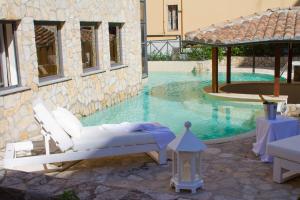 - une piscine avec un lit et une table dans l'établissement The Strand Hotel, à Rome