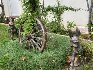 zwei Kaninchen stehen neben einem Fahrrad im Gras in der Unterkunft Villa Janja in Šilo