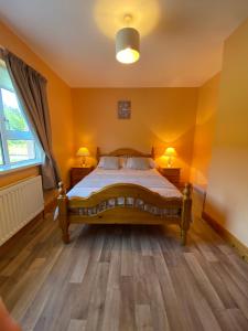 Postel nebo postele na pokoji v ubytování Heather Cottage, Creeslough