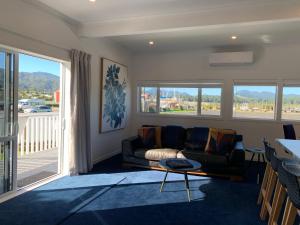 Zona d'estar a Coromandel Town Harbourside Cottage Luxury Accommodation