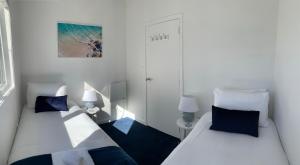 Ένα ή περισσότερα κρεβάτια σε δωμάτιο στο Coromandel Town Harbourside Cottage Luxury Accommodation
