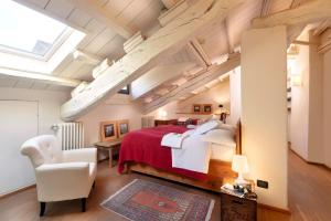 Un dormitorio con una cama grande y una claraboya. en Castello Di San Sebastiano Po, en Chivasso