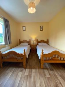 Postel nebo postele na pokoji v ubytování Heather Cottage, Creeslough