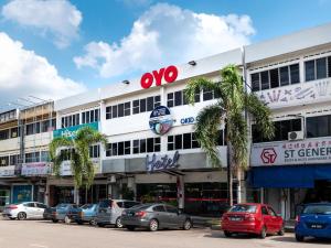 un gran edificio con coches estacionados frente a él en Okid Hotel, en Johor Bahru