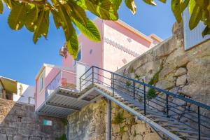 a staircase leading up to a pink building at Maredimo Village Porto Casa 5 in Porto