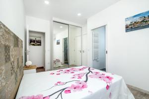 a bedroom with a bed with pink flowers on it at Maredimo Village Porto Casa 5 in Porto