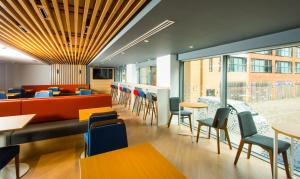 A restaurant or other place to eat at Holiday Inn Express Swindon City Centre, an IHG Hotel 