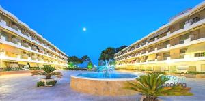 The swimming pool at or close to New Loft internacional , climatizado con piscina y playa.
