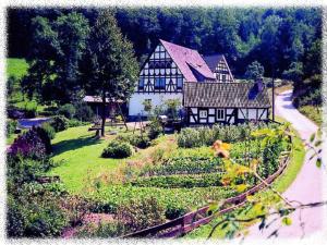 Una casa grande con un jardín enfrente. en Ferienhof Richard, en Lennestadt