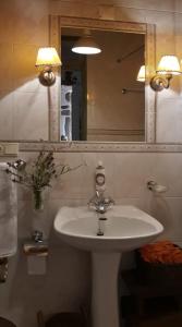 un bagno con lavandino e specchio di Casa dos Vinhais Douro Valley a Coleja