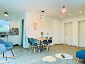 ein Wohnzimmer mit einem Tisch und Stühlen in der Unterkunft Ferienwohnung Mittelrhein Familie Lehmann in Niederburg