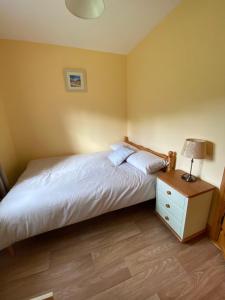 Postel nebo postele na pokoji v ubytování Heather Cottage, Creeslough